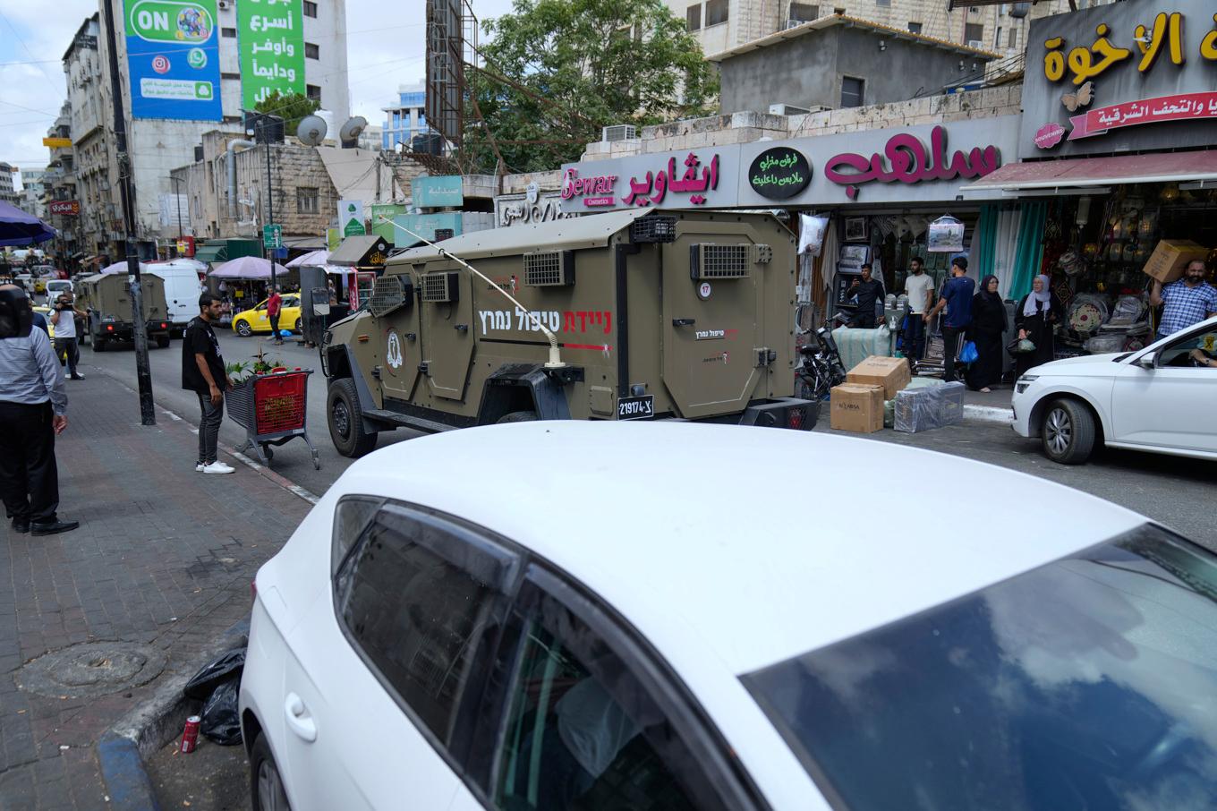 Israeliska militärfordon i Ramallah på Israelockuperade Västbanken på tisdagen. Foto: Nasser Nasser/AP/TT