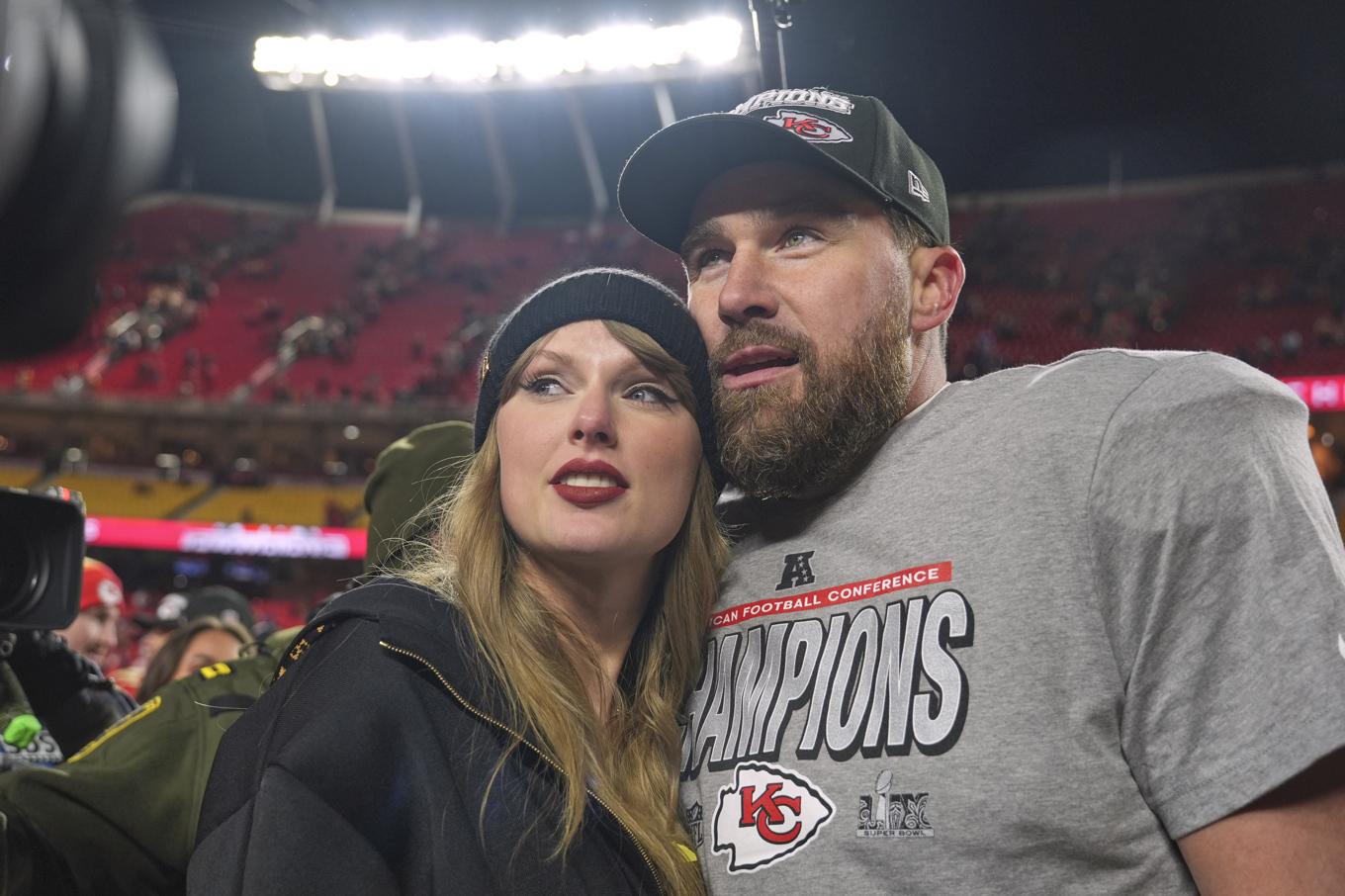 Taylor Swift och Travis Kelce i samband med en NFL-match tidigare i år. Arkivbild. Foto: Charlie Riedel/AP/TT
