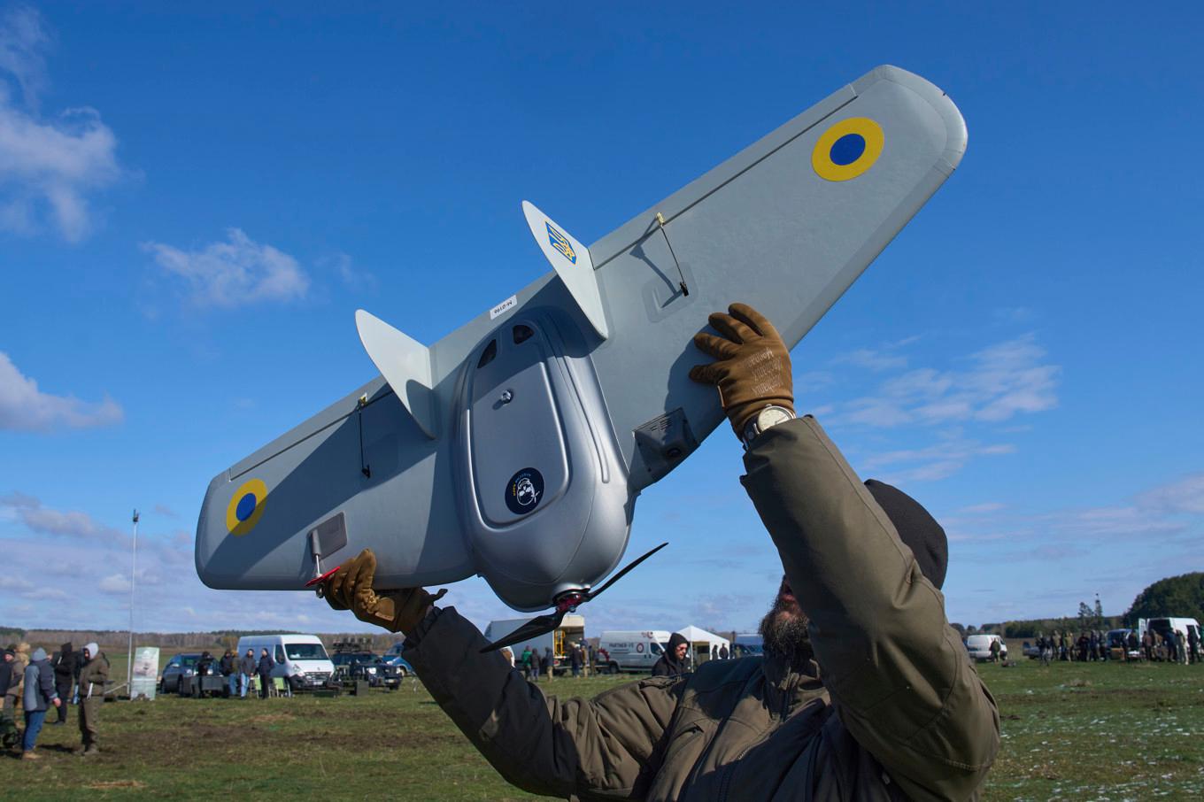 En tillverkare visar upp en ukrainsk drönare under en militäruppvisning. Arkivbild. Foto: Efrem Lukatsky/AP/TT