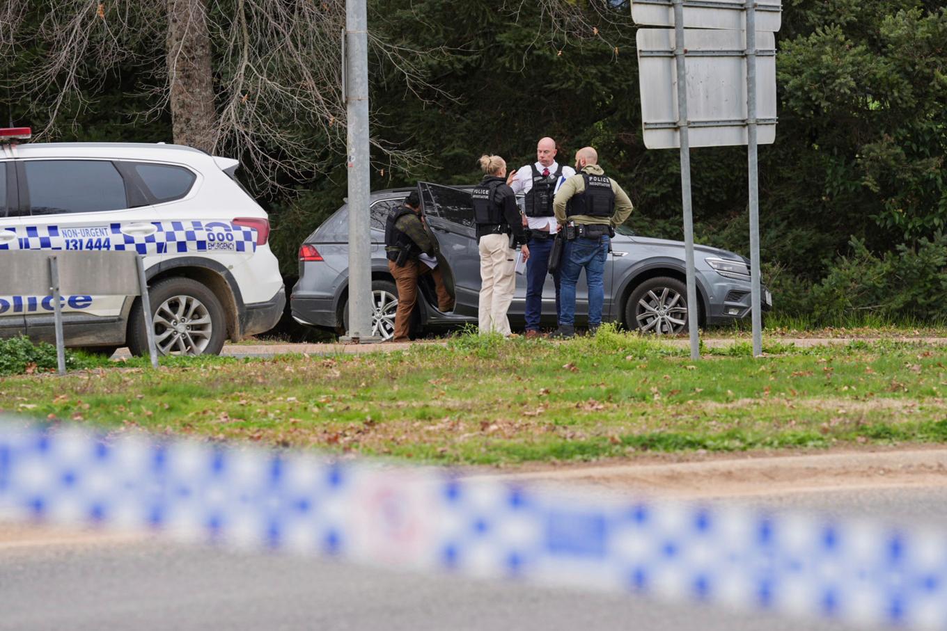 En polisjakt efter en man som skjutit tre poliser i Porepunkah, Australien, pågår. Foto: Simon Dallinger/AP/TT