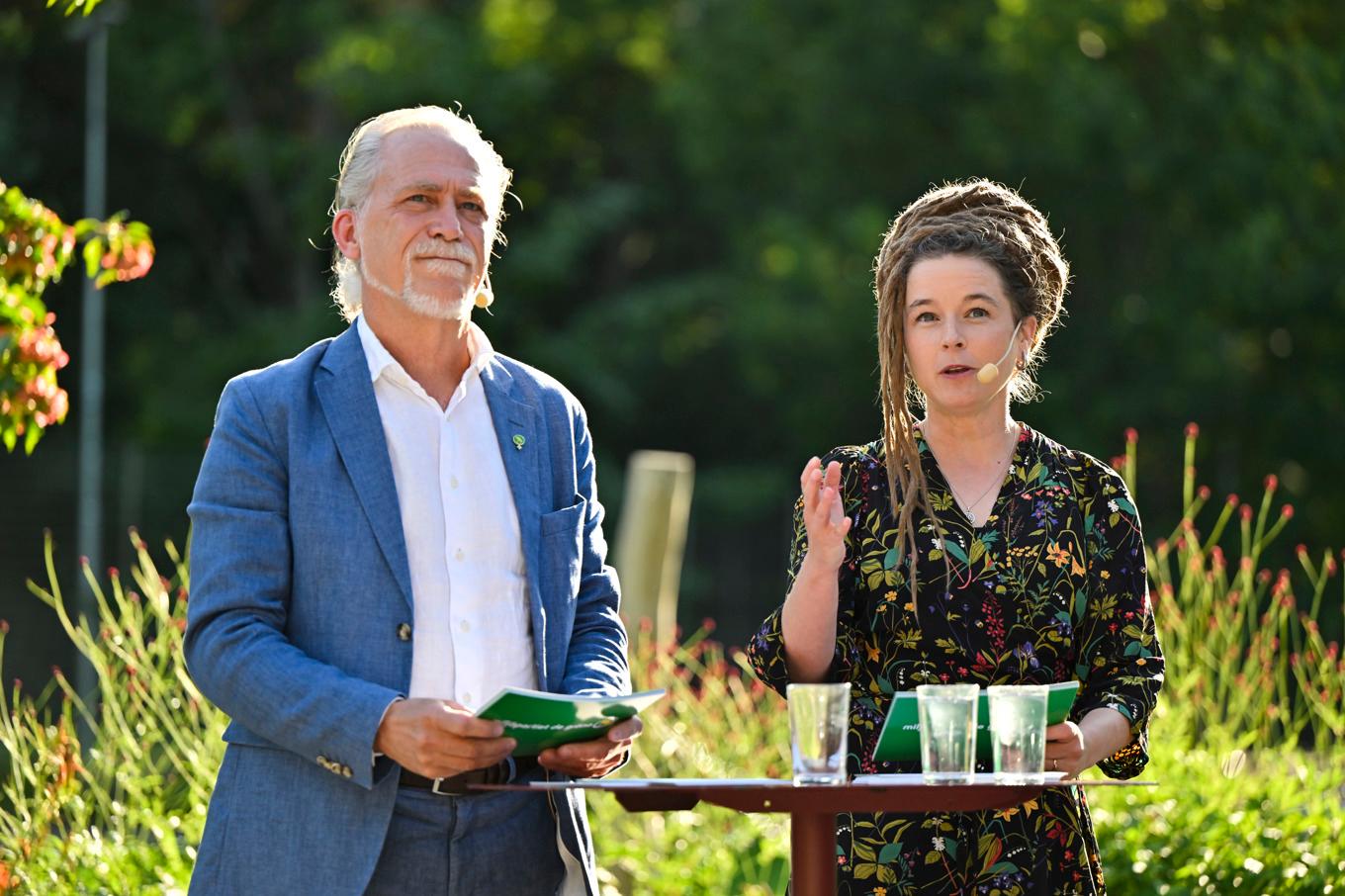 Miljöpartiets språkrör Daniel Helldén och Amanda Lind sommartalar i Lilla Blecktornsparken i Stockholm. Foto: Christine Olsson/TT