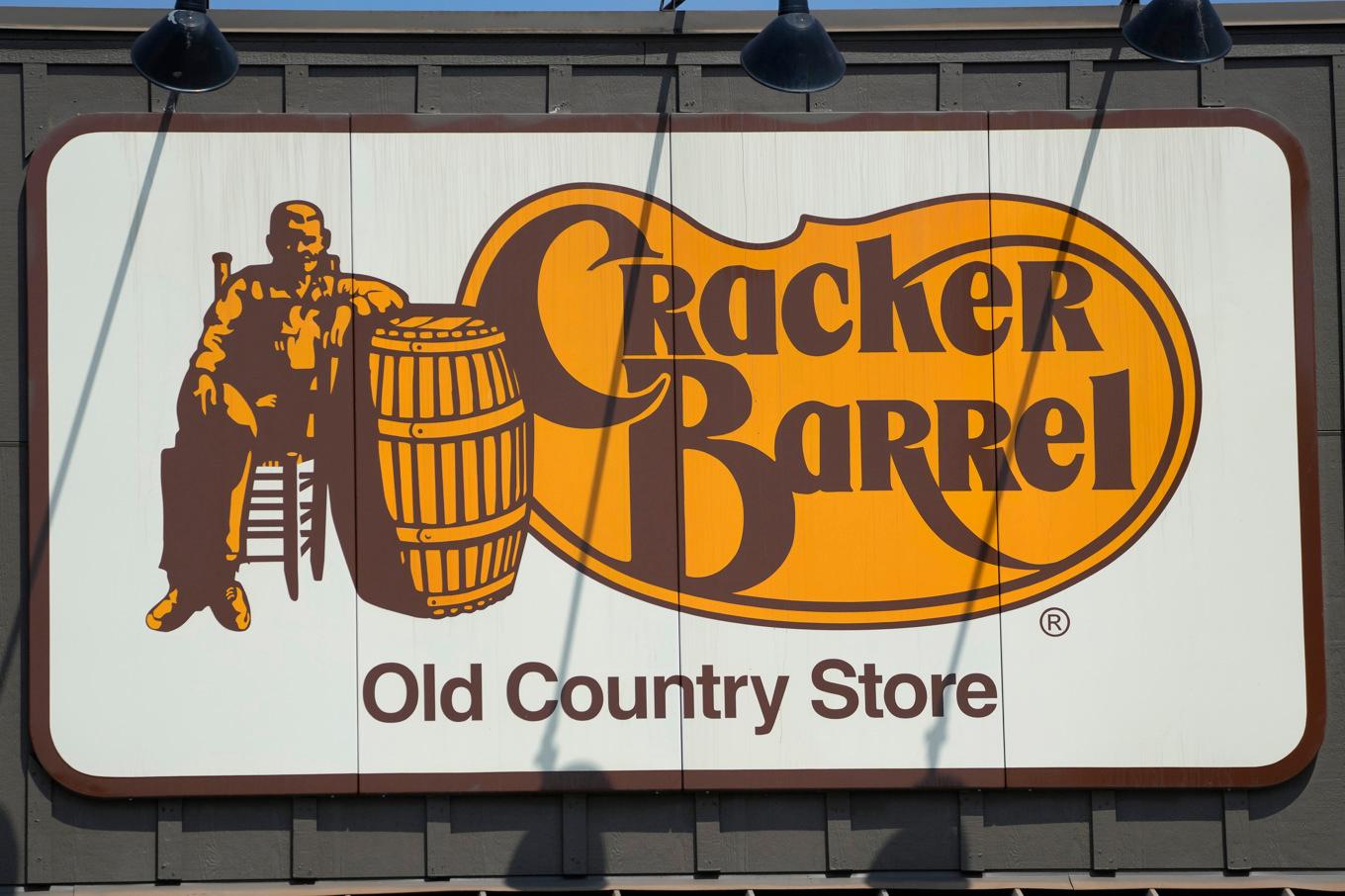 Amerikanska restaurangkedjan Cracker Barrels gamla logga som nu tas tillbaka igen. Arkivbild. Foto: Rogelio V. Solis/AP/TT