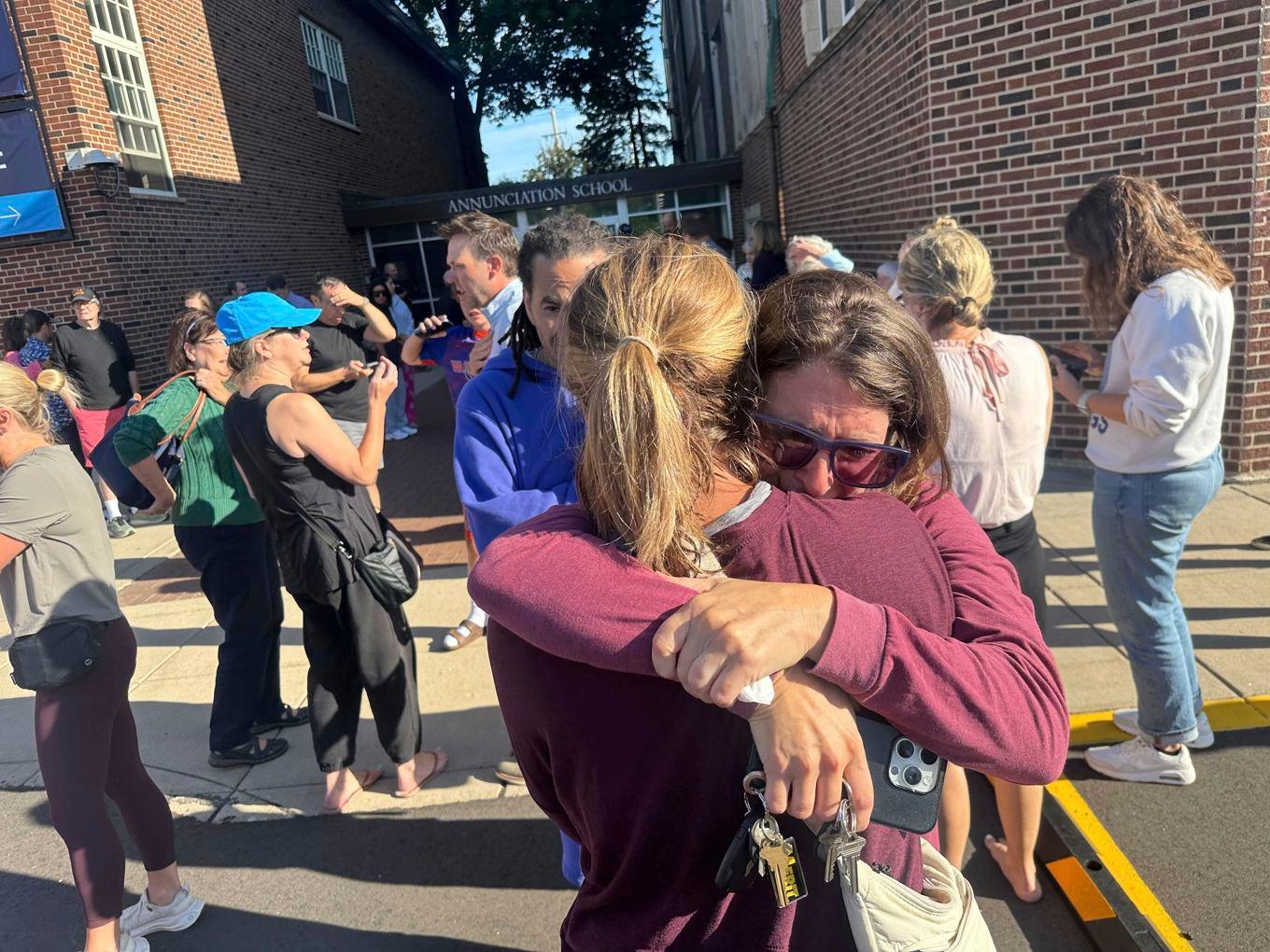Föräldrar väntar på besked om vad som har hänt på skolan i Minneapolis. Foto: Richard Tsong-Taatarii/AP/TT