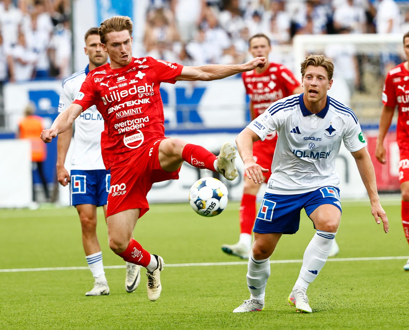 På Platinumcars Arena spelar man på konstgräs med SBR-granulat. Arkivbild. Foto: Stefan Jerrevång/TT