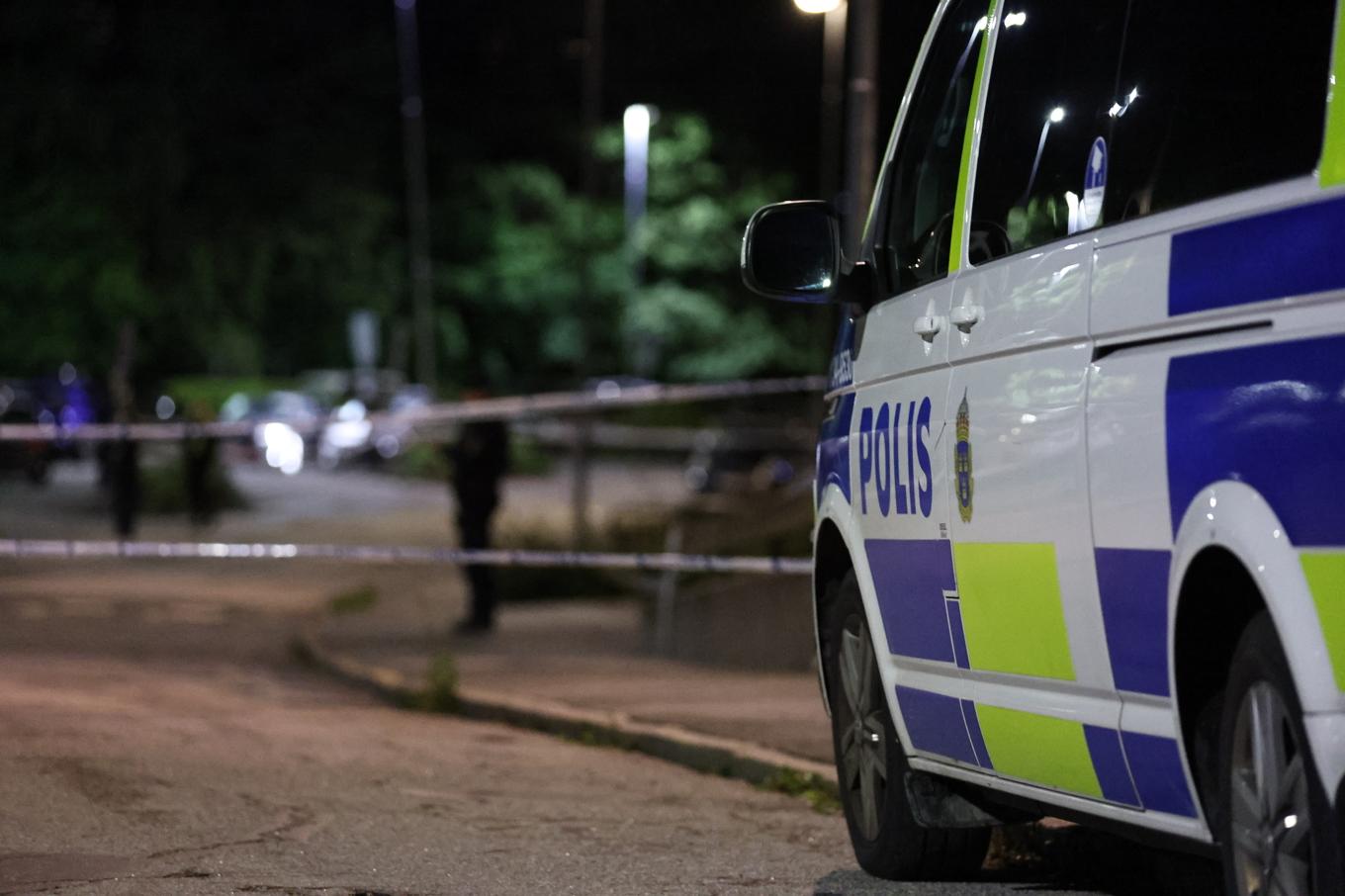 Två personer hittades natten till måndag skjutna till döds i en bil i Kallhäll i Järfälla. Bild från platsen i måndags. Foto: Caisa Rasmussen/TT
