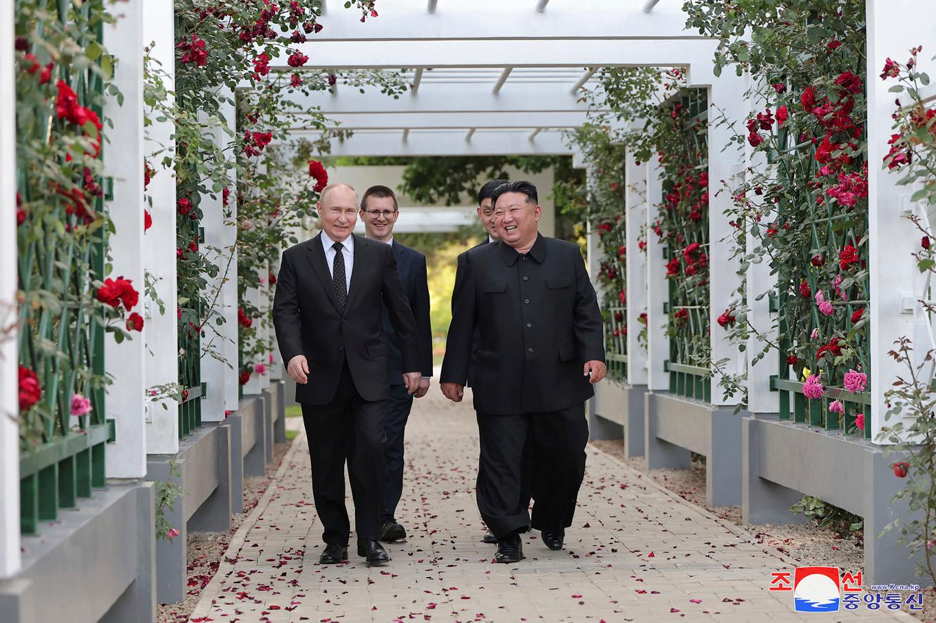 Vladimir Putin och Kim Jong-Un kommer till Kina. Arkivbild. Foto: Korean Central News Agency/Korea News Service via AP/TT
