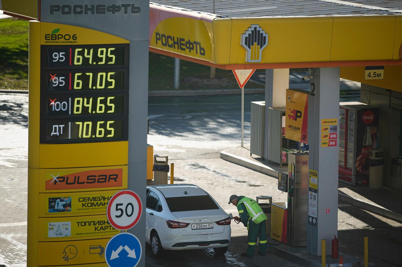 En man tankar sin bil i Moskva. Bild från i måndags. Foto: Pavel Bednjakov/AP/TT