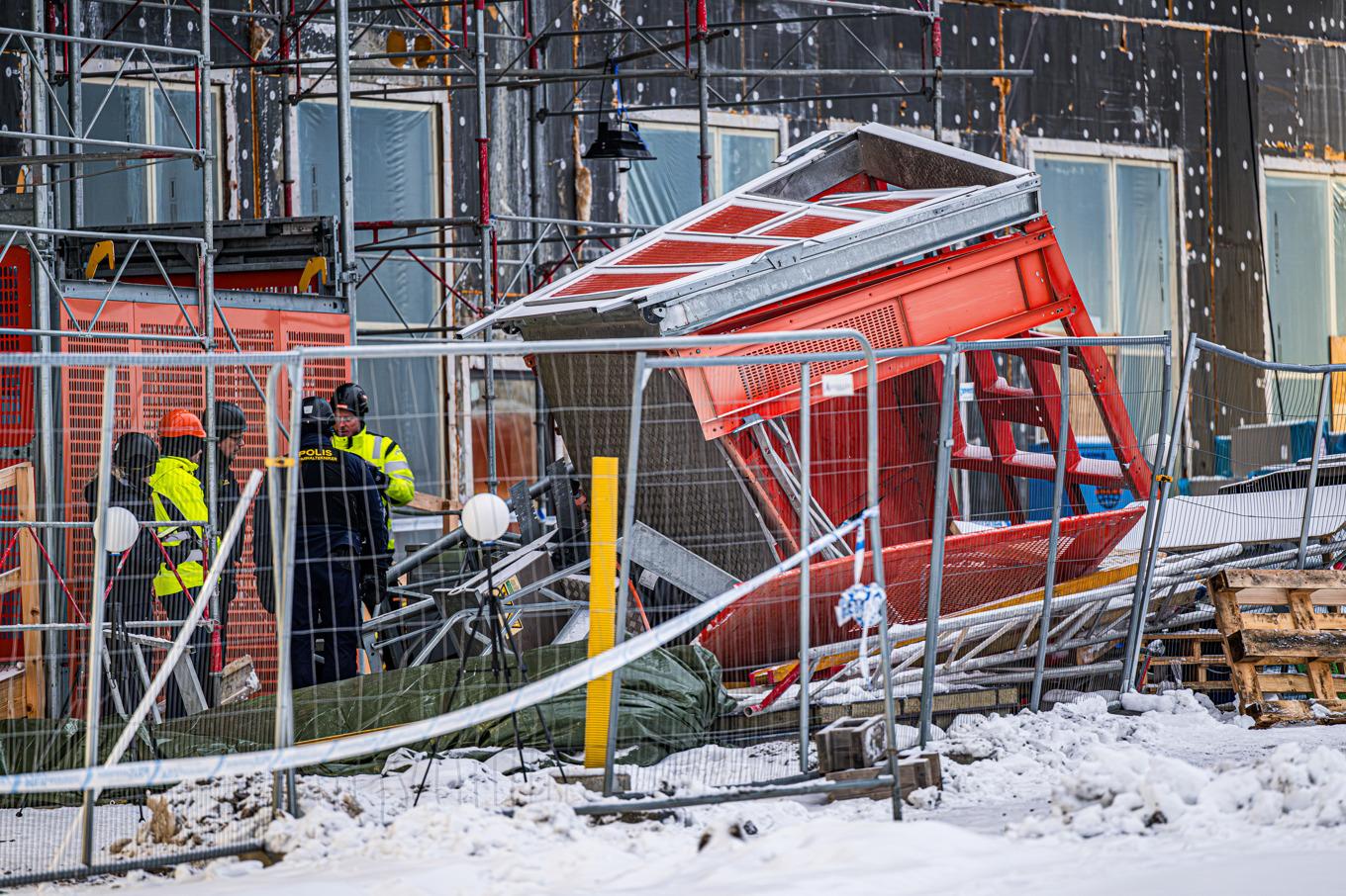 Polisens kriminaltekniker vid olycksplatsen i Ursvik i Sundbyberg där fem män omkom i en hissolycka 2023. Arkivbild. Foto: Magnus Lejhall/TT