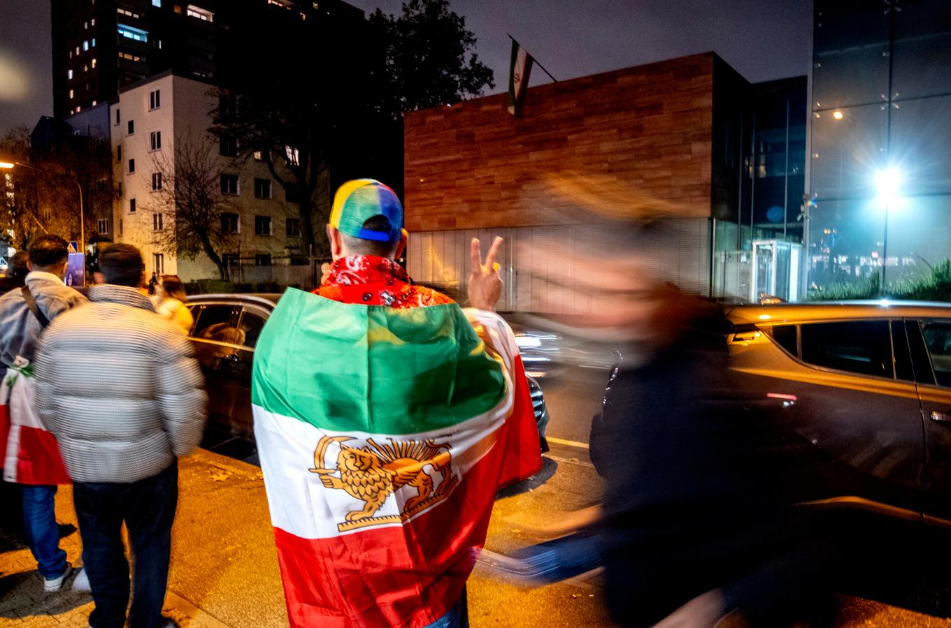 Iranier i tyska Frankfurt demonstrerar mot avräẗtningen av den iransk-tyske fången Jamshid Sharmahd. Foto: Michael Probst