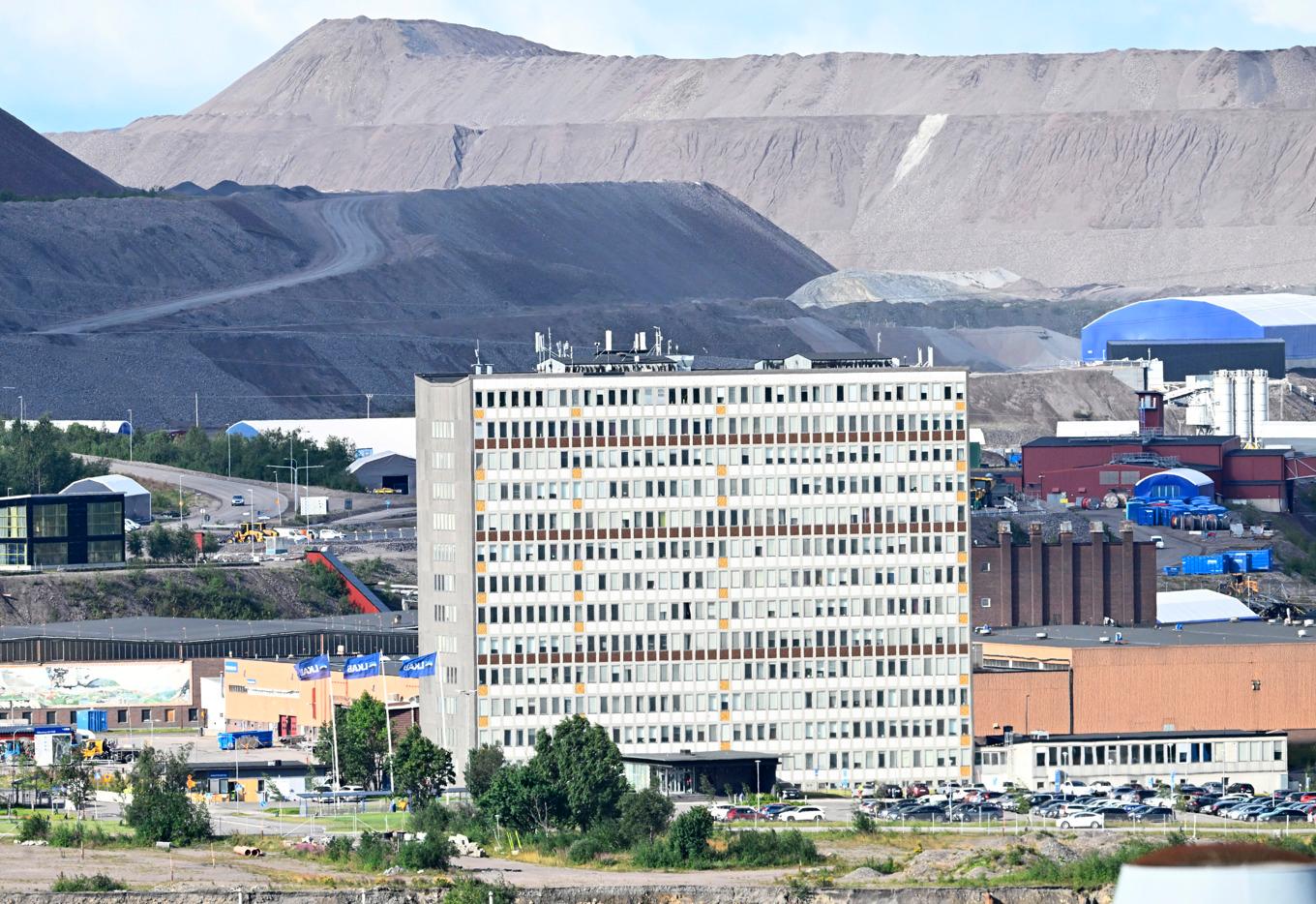 Gruvjätten LKAB:s kontorshus i Kiruna. I bakgrunden gruvan. Foto: Fredrik Sandberg/TT