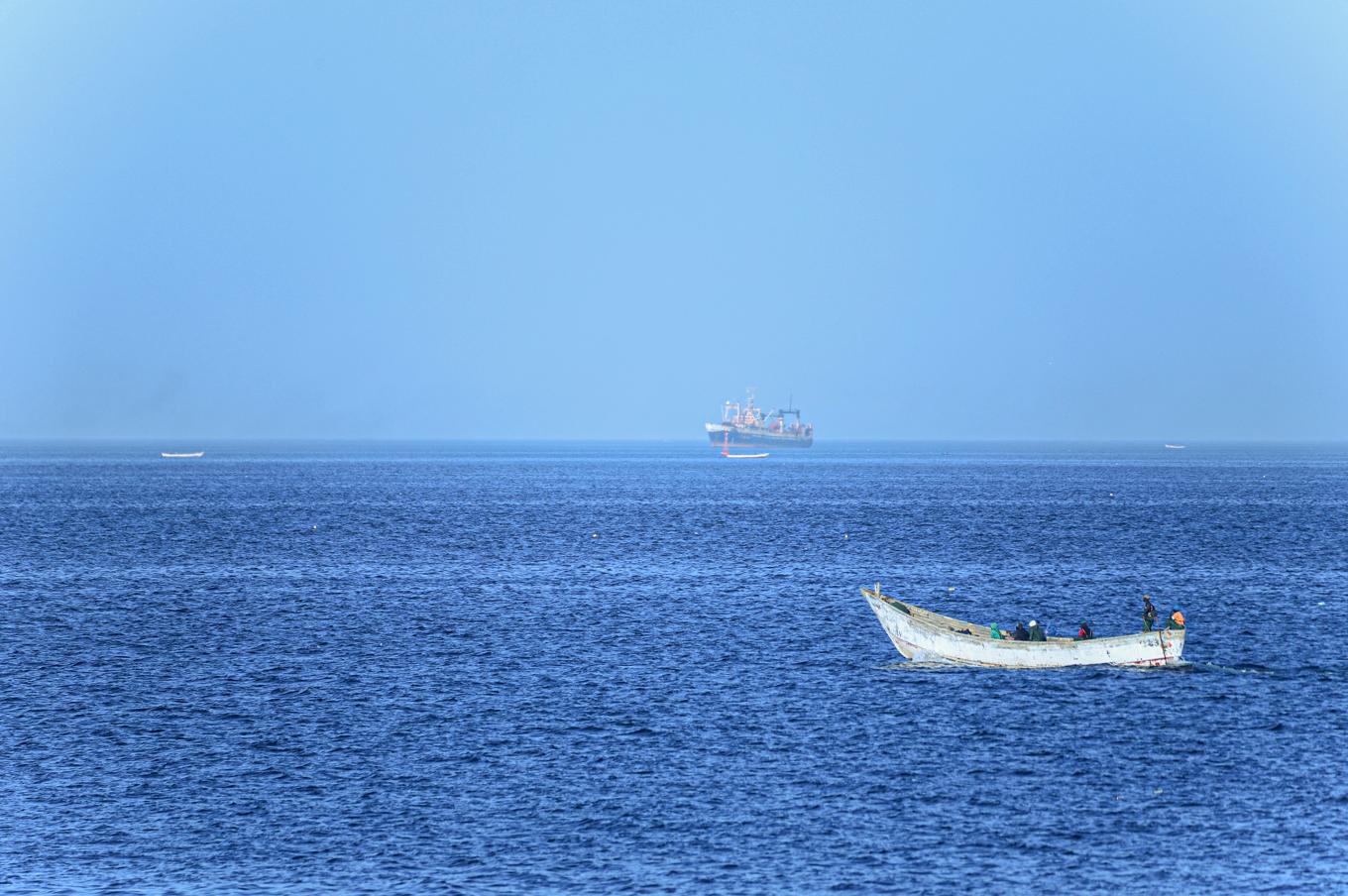 Båtar vid Mauretaniens kust i norr, nära där en migrantbåt kapsejsade. Arkivbild. Foto: Khaled Moulay/AP/TT