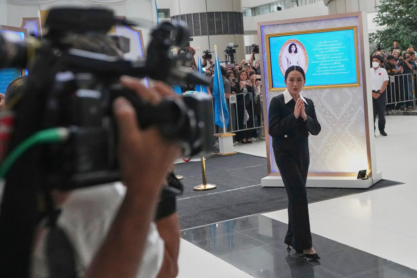 Thailands premiärminister Paetongtarn Shinawatra lämnar konstitutionsdomstolen den 21 augusti efter att ha gett sitt vittnesmål. Foto: Sakchai Lalit/AP/TT
