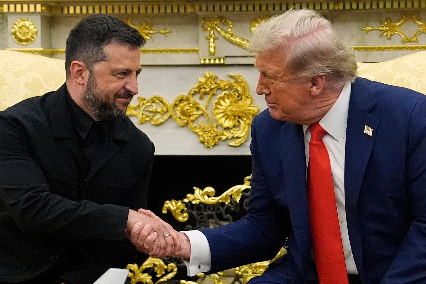 Ukrainas president Volodymyr Zelenskyj och den amerikanske presidenten Donald Trump skakar hand under den förres besök i USA den 18 augusti. Foto: Julia Demaree Nikhinson/AP/TT
