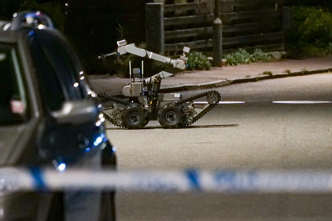 Polisen larmades om ett misstänkt farligt föremål och har använt sig av en robot. Foto: Mikael Nilsson/TT