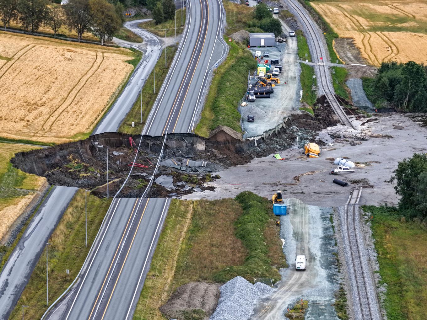 En person saknas efter raset som skapat ett stort hål tvärs över E6 vid Nesvatnet i Levanger kommun, nordost om Trondheim. Foto: Ole Martin Wold/NTB/TT