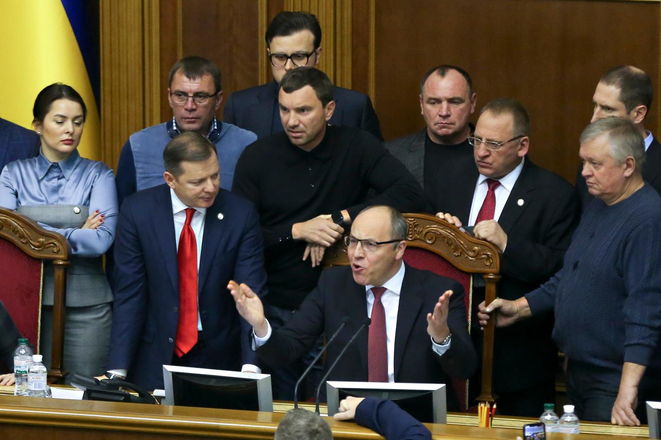 Den ukrainska politikern Andrij Parubij, i bildens mitt, har skjutits ihjäl. Bild från 2018. Foto: Efrem Lukatsky/AP/TT