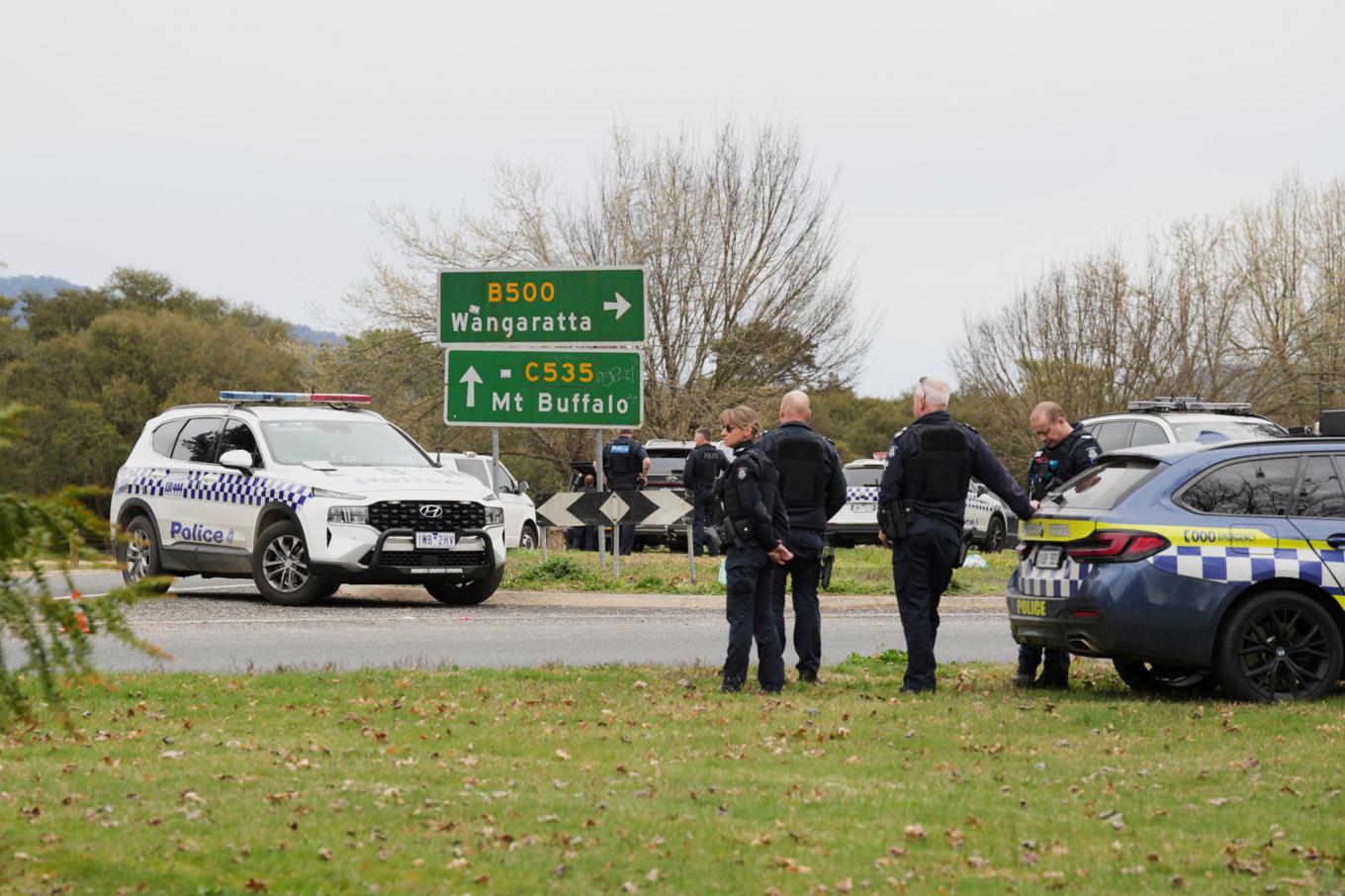 Fler än 450 poliser har varit inblandade i jakten på den misstänkte polismördaren i Australiska alperna, som pågått sedan i tisdags. Foto: Simon Dallinger/AAP via AP/TT