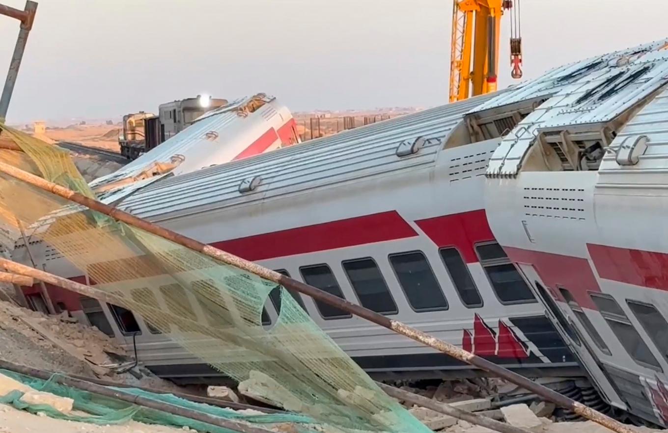 En stillbild från en video visar hur flera tågvagnar spårat ur i Matrouh i nordvästra Egypten. Foto: AP/TT