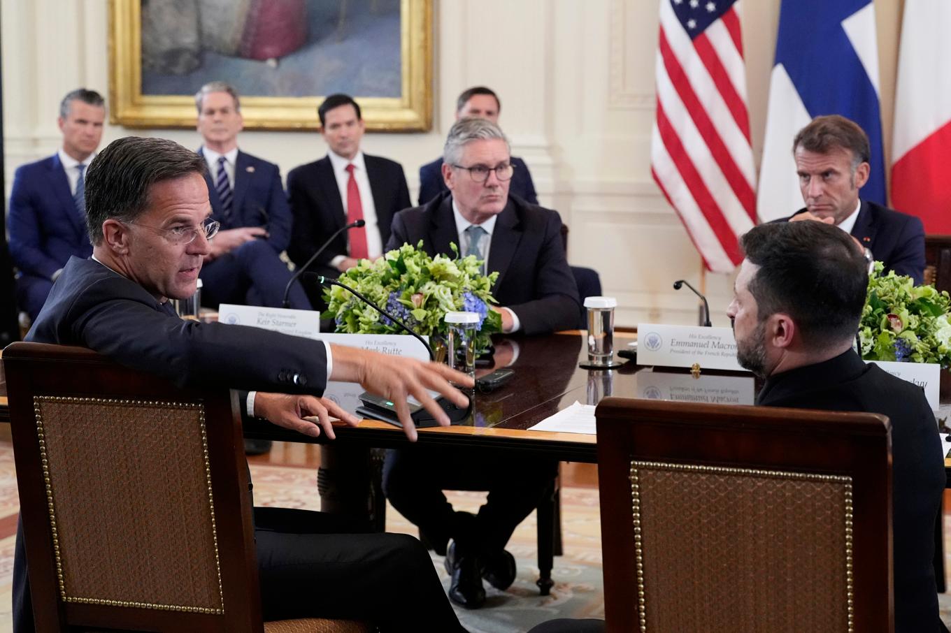 Natos generalsekreterare Mark Rutte, till vänster i förgrunden, i samtal med Ukrainas president Volodymyr Zelenskyj under ett möte i Vita huset den 18 augusti. Foto: Alex Brandon
