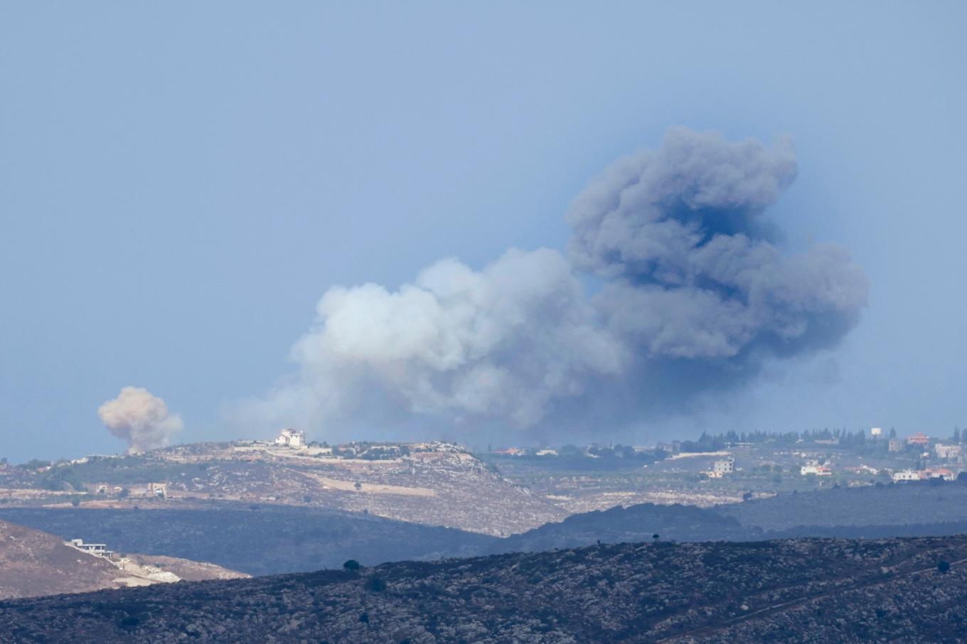 Rök stiger från Nabatieh i södra Libanon efter tidigare israeliska attacker, i september 2024. Foto: Hussein Malla/AP/TT