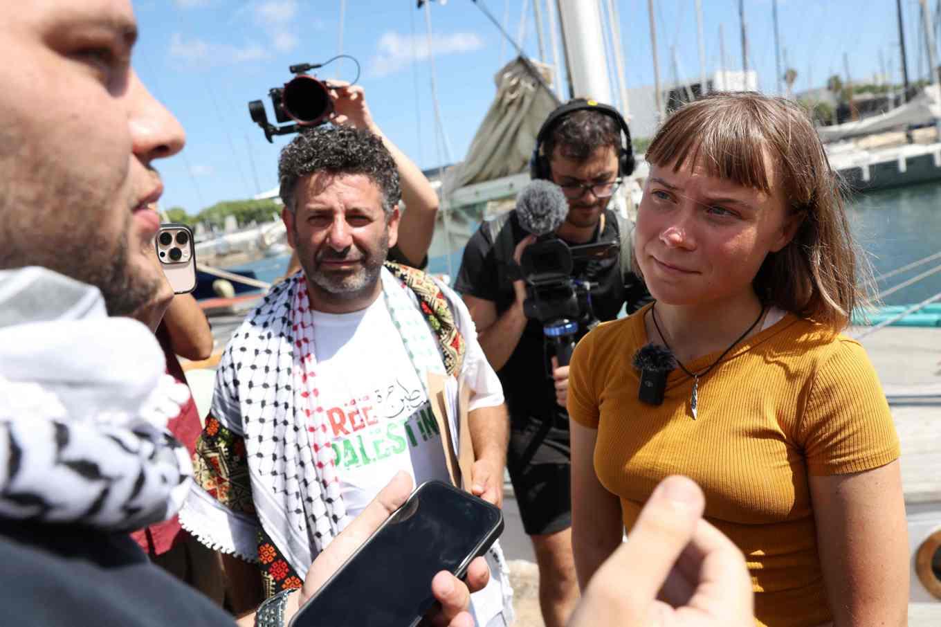 Klimataktivisten Greta Thunberg pratar med medier inför avfärd från Barcelona på lördagen. Foto: Lluis Gene/AFP/TT