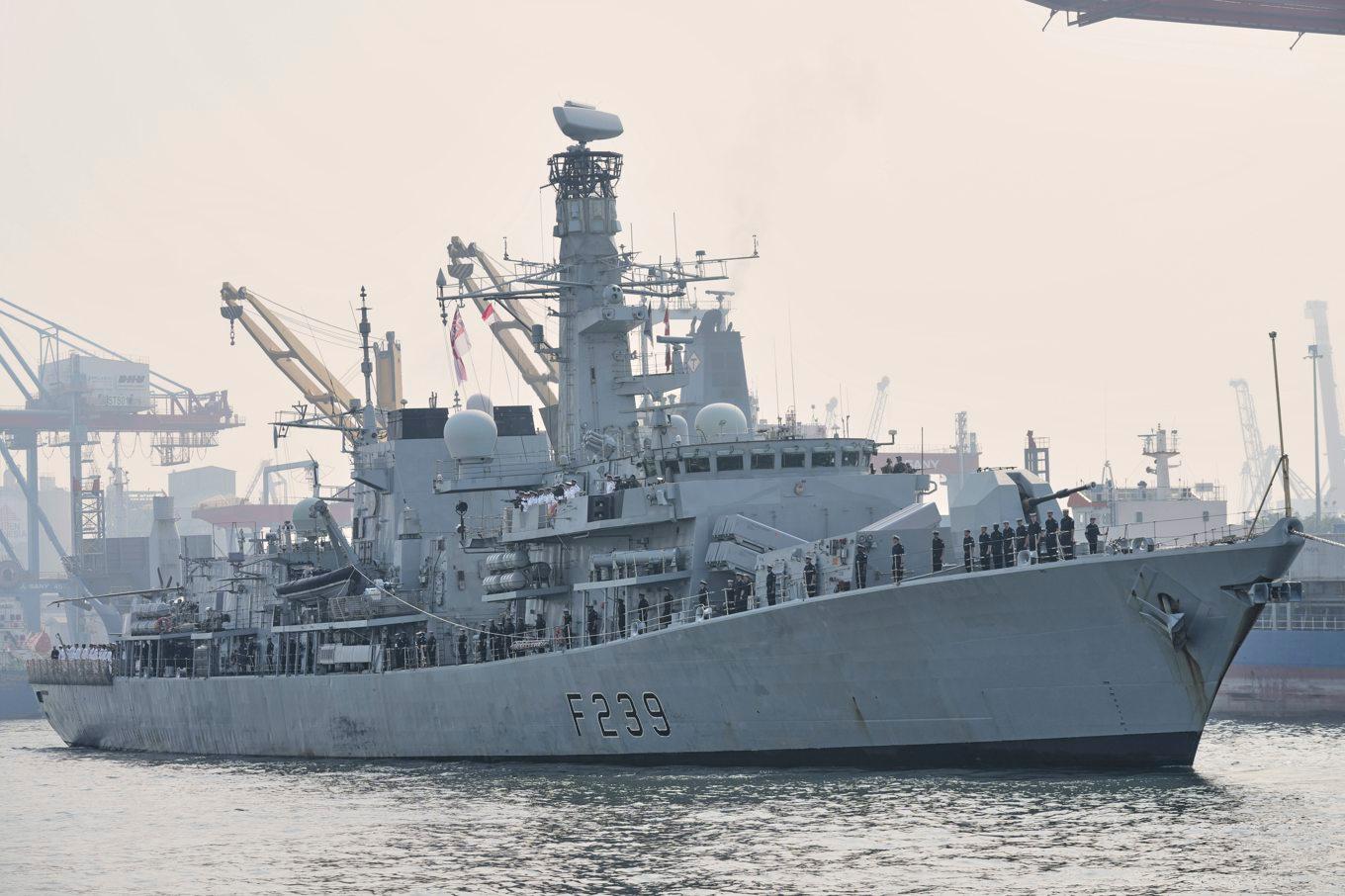 Den brittiska flottans fregatt HMS Richmond, som är en äldre variant av den fregatt som Norge nu ska köpa, i Indonesien i juni. Foto: Tatan Syuflana/AP/TT