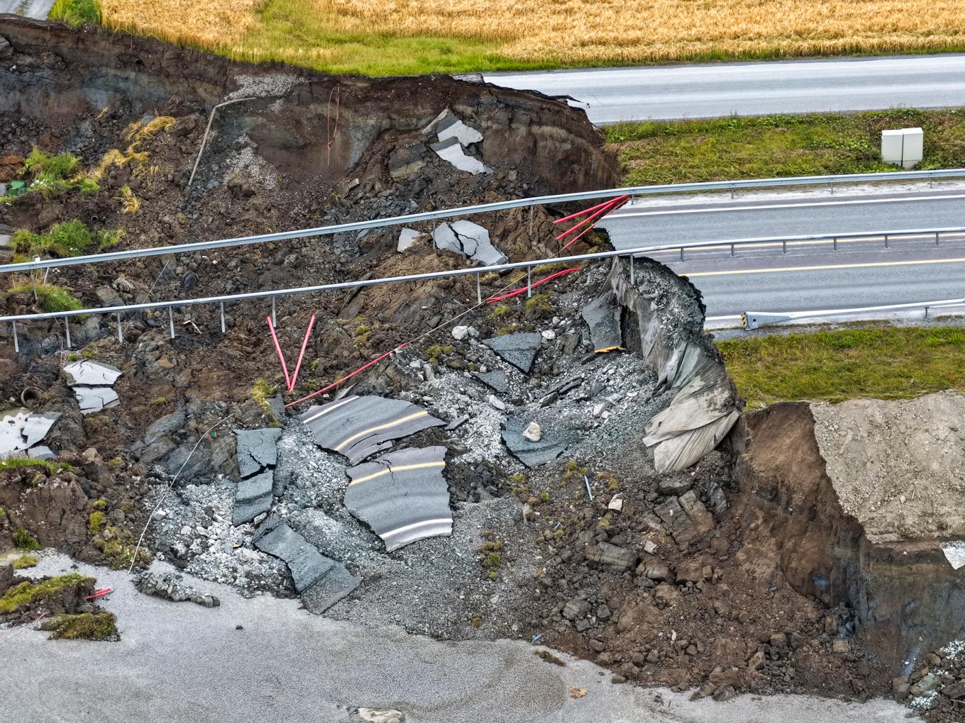En dansk man som arbetade på platsen befaras omkommen i lördagens skred på E6, några mil nordost om Trondheim. Foto: Ole Martin Wold /NTB