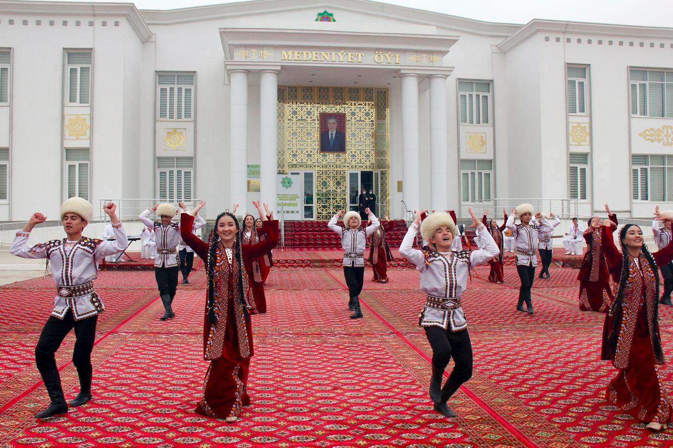 Dansare i traditionella turkmenska kläder vid en vallokal i Turkmenistans huvudstad Asjchabad 2022. Foto: Alexander Vershinin/AP/TT