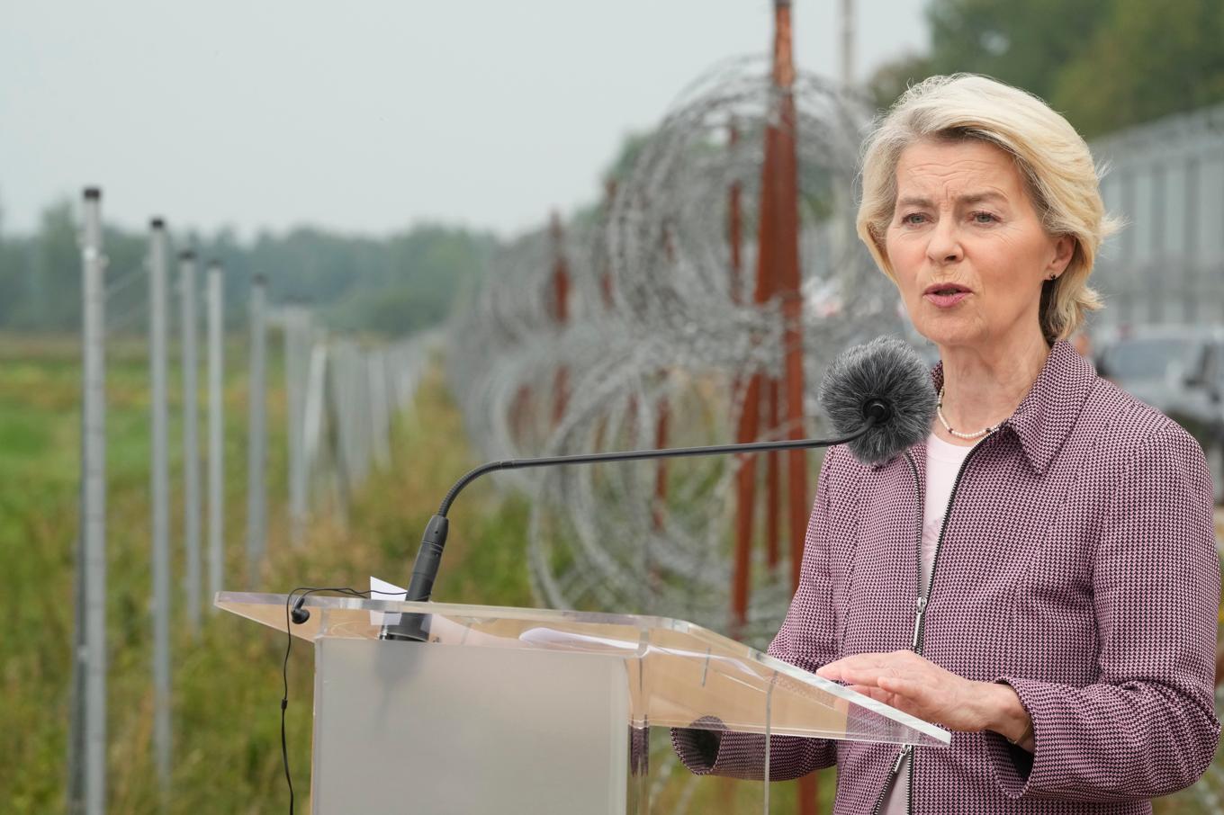 EU-kommissionens ordförande Ursula von der Leyen, fotograferad vid den polska gränsen till Belarus, som hon också besökte under söndagen. Foto: Czarek Sokolowski/AP/TT