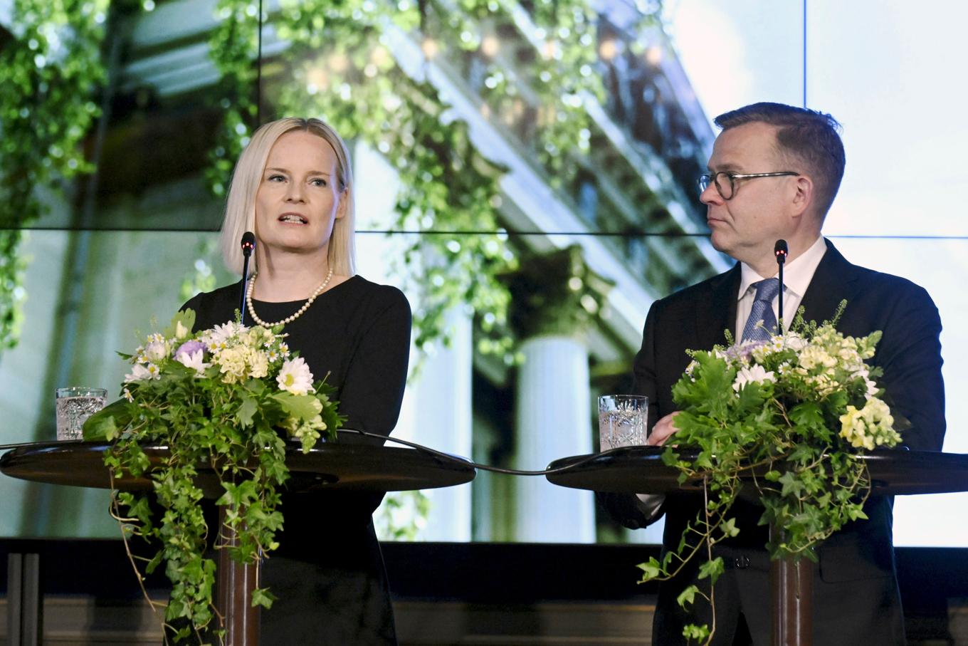 Finlands finansminister Riikka Purra, ordförande för Sannfinländarna, och statsminister Petteri Orpo, Samlingspartiet, när regeringen tillträdde 2023. Foto: Jussi Nukari/Lehtikuva/AP/TT