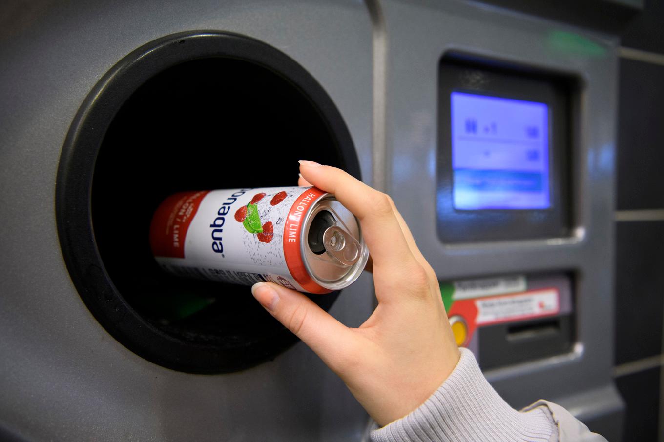 Panten höjs från en till två kronor på små pet-flaskor och burkar och från två till tre kronor på stora pet-flaskor. Arkivbild. Foto: Jessica Gow/TT