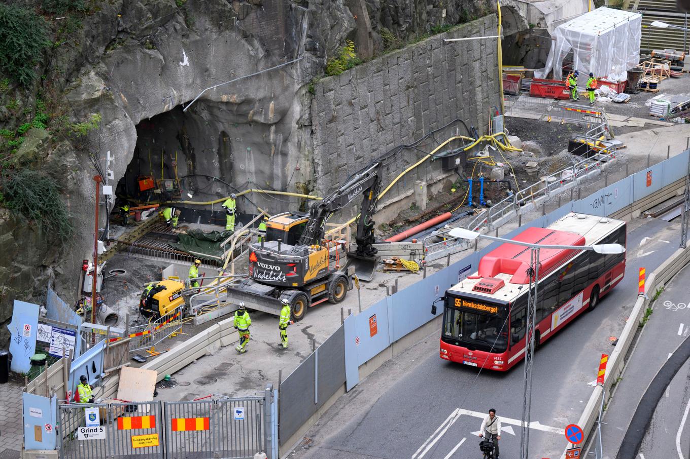 Byggnadsarbetare i arbete vid Katarinaberget i oktober i fjol. Foto: Jessica Gow / TT