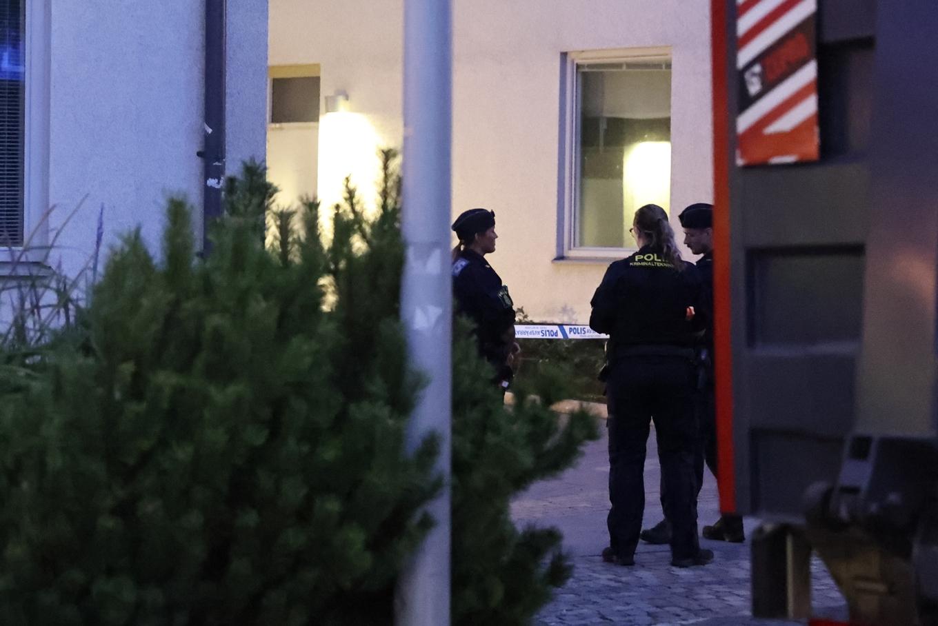 En explosion inträffade vid ett flerfamiljshus i södra Stockholm under natten mot måndagen. Foto: Caisa Rasmussen/TT