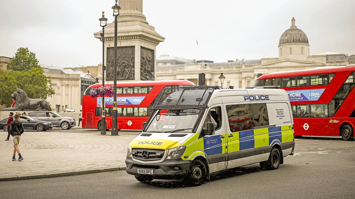 Polisbil på Trafalgar Square i London. Kända turistplatser i staden upplevs allt mer som osäkra på grund av de många rånen. Foto: Henry Nicholls/AFP via Getty Images