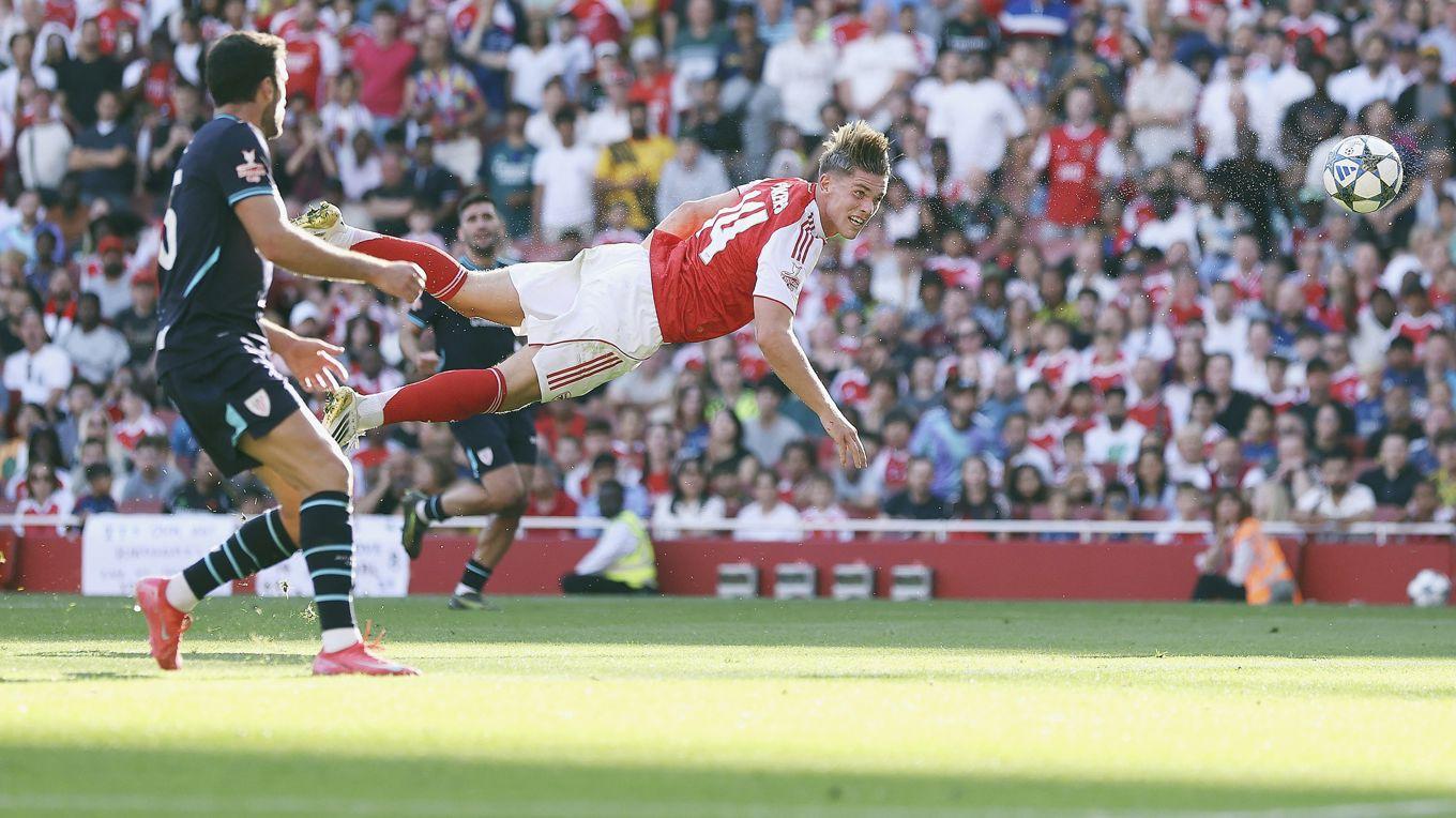 Nyförvärvet Viktor Gyökeres nickar för Arsenal mot Athletic Club Bilbao i försongsturneringen Emirates Cup. Foto: Alex Pantling/Getty Images