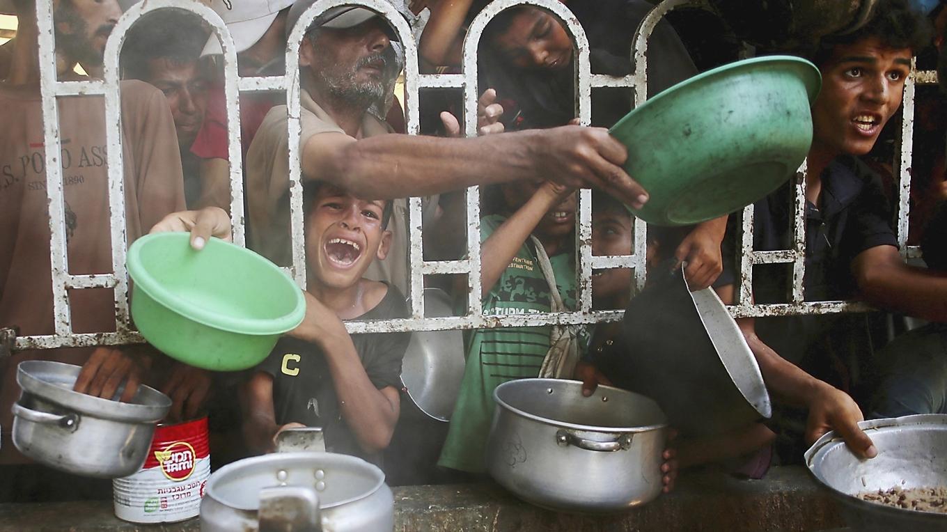 Ett välgörenhetskök i Khan Yunis i södra Gazaremsan den 22 juli. Liknande bilder har väckt sympati från västvärlden och vänt opinionen mot Israel. Foto: AFP via Getty Images