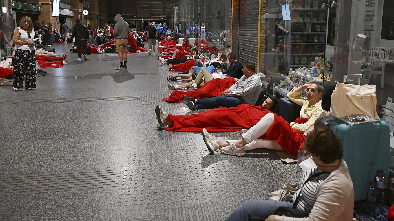 Resenärer med filtar utdelade av Röda korset tillbringade natten på Cordobas tågstation efter strömavbrottet som drabbade nästan hela Iberiska halvön och södra Frankrike den 28 april. Foto: Javier Soriano/AFP via Getty Images