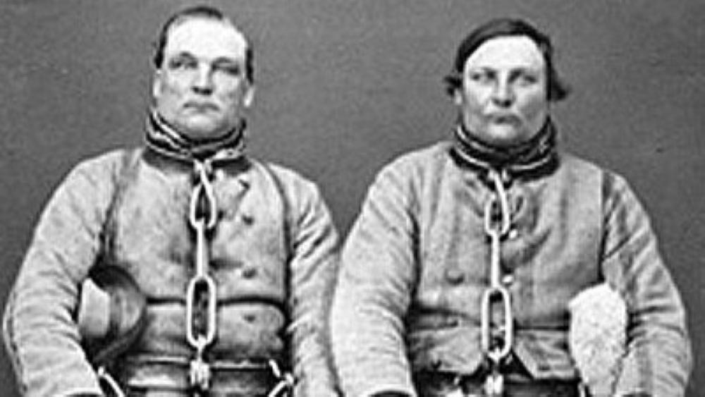 Busarna Isotalo (1831–1911) och Rannanjärvi (1828–1882) när de glada dagarna var över. Fotograf: Julia Widgrén/Public Domain