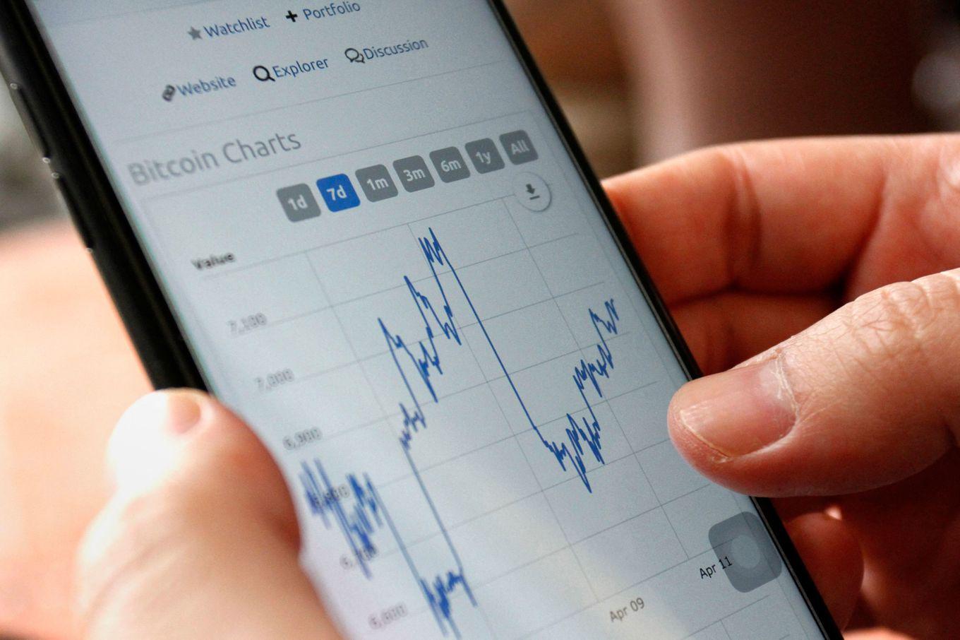 Investeringsbedrägerier sker ofta via sociala medier. Foto: Nhac Nguyen/AFP/Getty Images