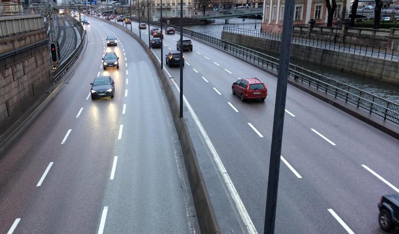 Sveriges vägar håller inte riktigt måttet. Därför anser tankesmedjan Timbro att man bör införa vägavgifter och att även fordonsskatten bör avskaffas. Foto: Tony Lingefors