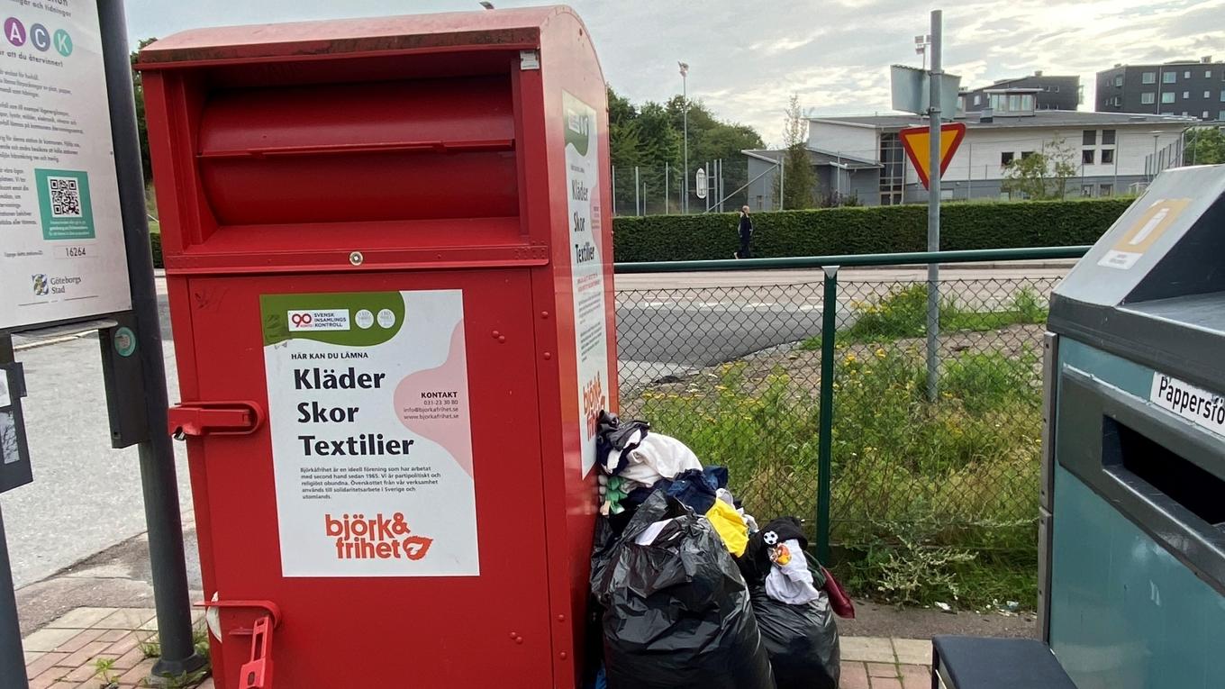 Både den ideella föreningen Björkåfrihet och Myrorna ska nu ta bort sina containrar från återvinningsstationerna i Göteborg. Foto: Johan Flanke