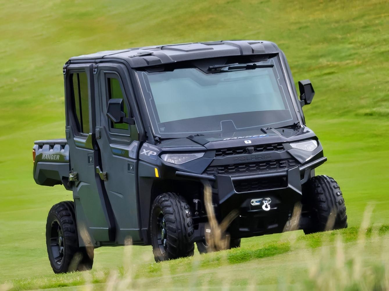 Fordonet är en kraftigt ombyggd Polaris Ranger XP med skottsäkert glas, bepansrad kaross och punkteringsfria däck. Foto: CNP AB
