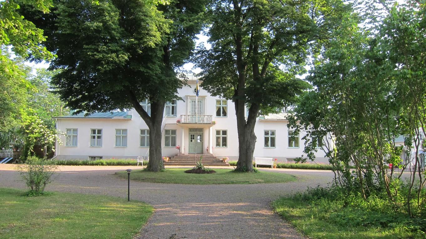 Två ståtliga lindar vid entrén bär på en lekfull historia – de planterades av två vänner i tävlan om vilken som skulle växa snabbast. Foto: Drottning Victorias Hotell och Vilohem