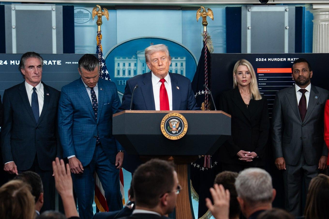 USA:s president Donald Trump håller presskonferens med delar av sitt kabinett i Vita huset, den 11 augusti. Foto: Madalina Kilroy