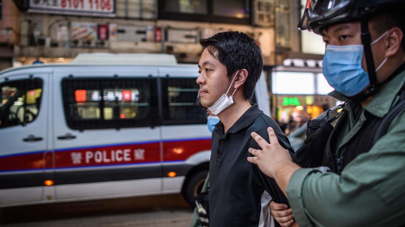 Den prodemokratiske aktivisten Ted Hui grips av Hongkongpolisen en 12 juni 2020. Foto: Anthony Wallace/AFP via Getty Images