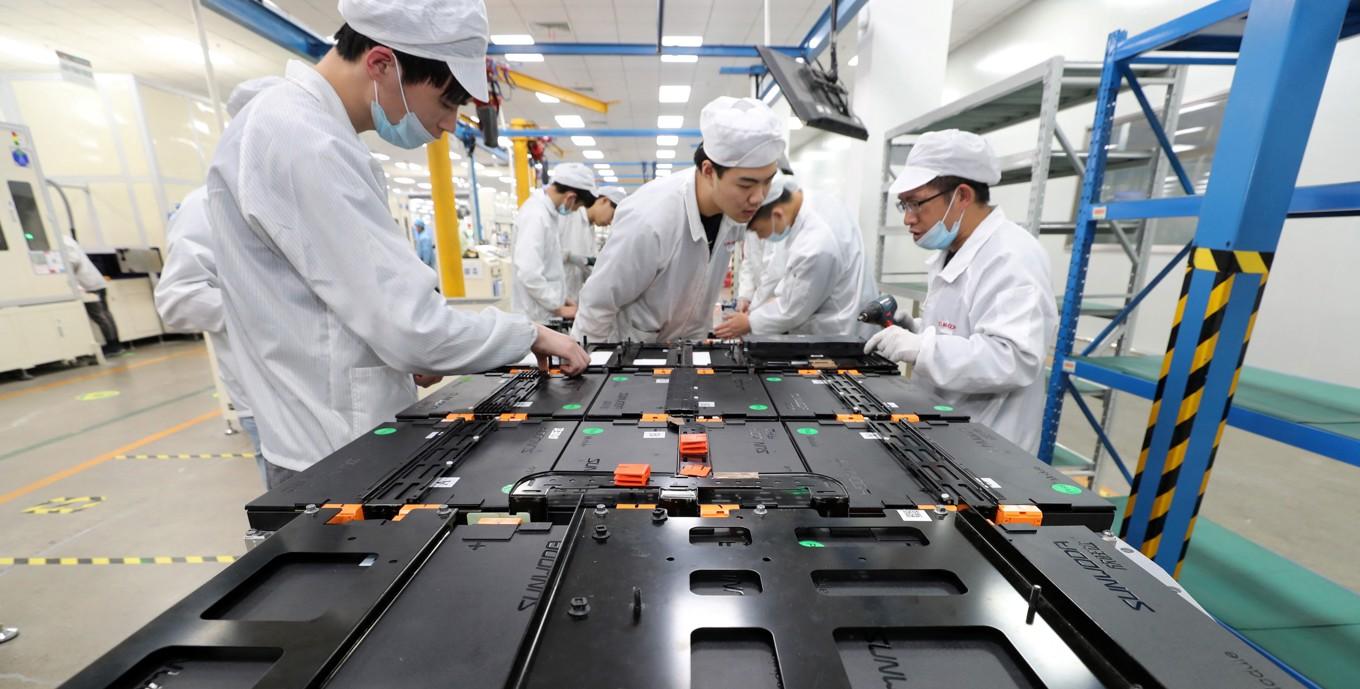 Arbetare i en fabrik för Xinwangda Electric Vehicle Battery, som tillverkar litiumbatterier i Nanjing, Kina. Foto: STR/AFP via Getty Images