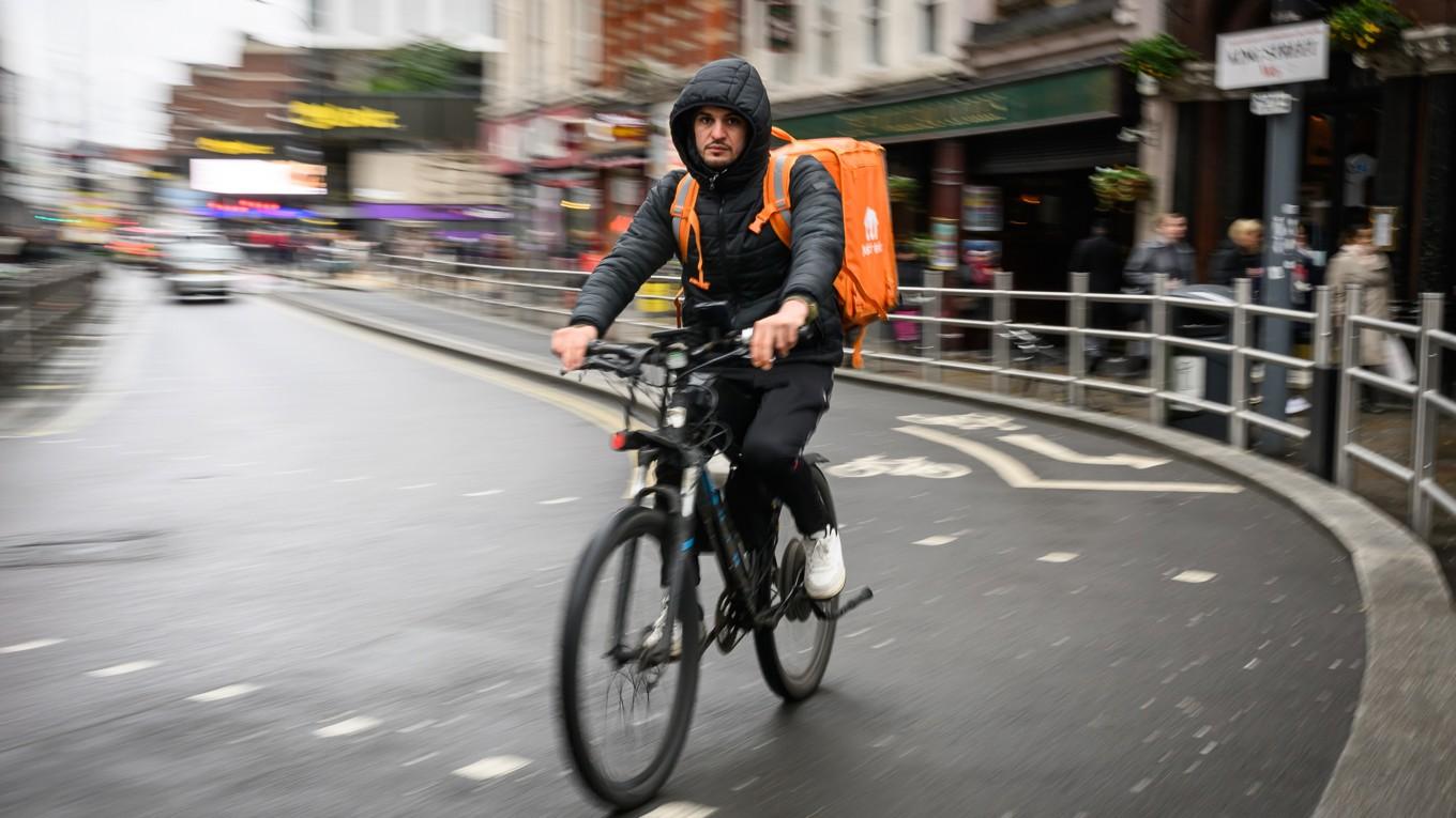 En budförare kör genom Hammersmith-området i London i England den 14 februari 2024. Bilden har inget att göra med artikeln. Foto: Leon Neal/Getty Images