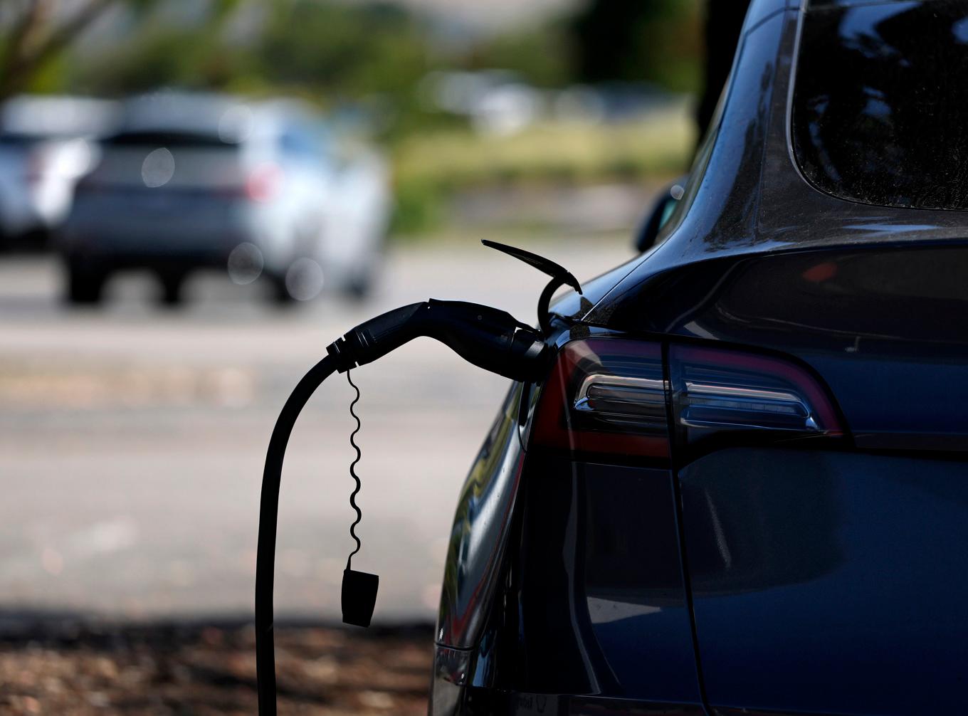 När elen blir billigare jämfört med bensin, olja och gas blir det mer attraktivt att installera värmepump eller köra elbil. Foto: Justin Sullivan/Getty Images