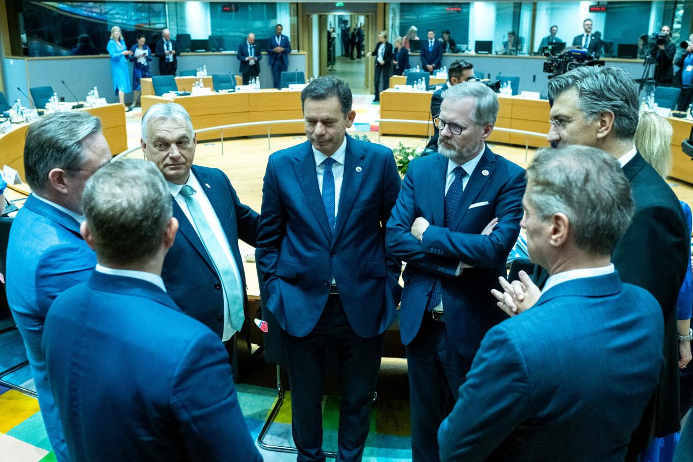 Ungerns premiärminister Viktor Orban (andra från vänster) omgiven av andra europeiska politiker vid ett EU-toppmöte i Bryssel den 26 juli. Foto: Martin Bertrand/Hans Lucas/AFP via Getty Images