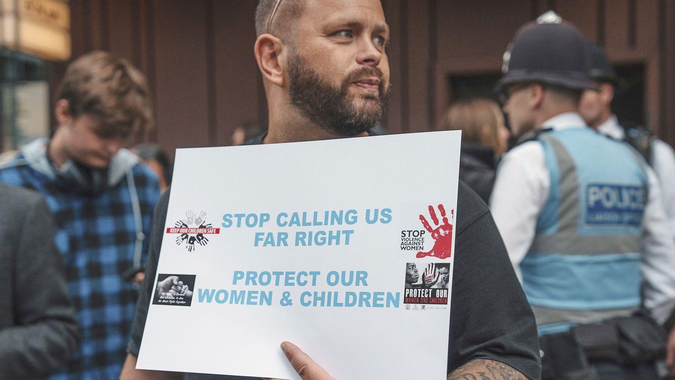 Demonstrationer vid Britannia International Hotel utanför London där migranter har inhysts. Foto: Carl Court